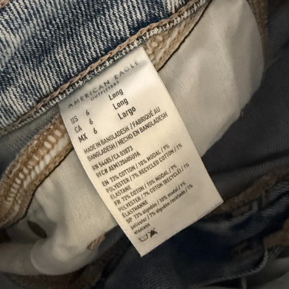 American Eagle Stretch High-Rise Straight Ripped Knee Mom Jeans Size 6 Long - Picture 10 of 10